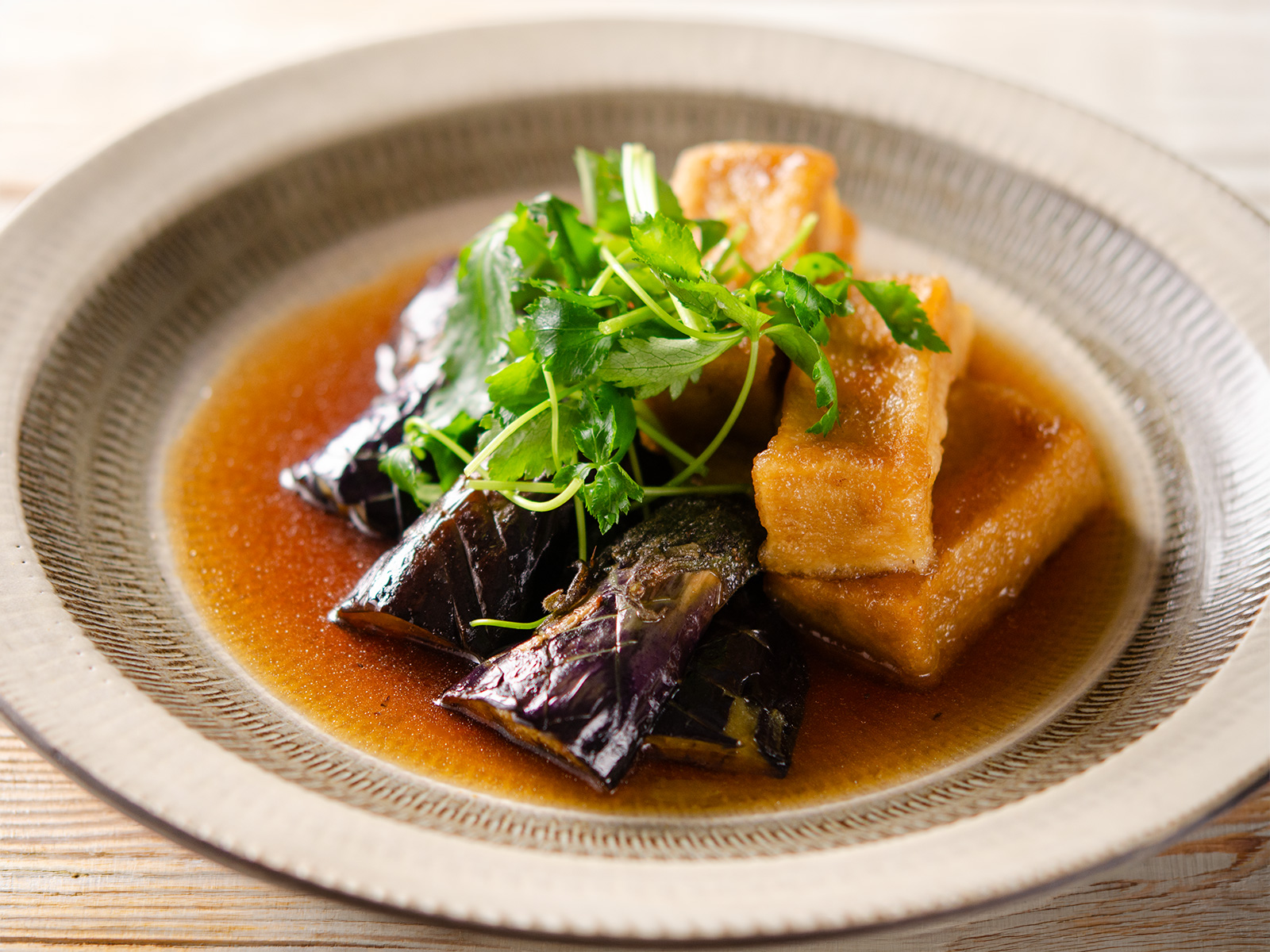 なすと高野豆腐の揚げびたし（かつお節をさらに加えためんつゆ