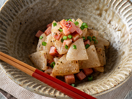 大根と角切りベーコンの昆布だし炒め（旨味豊かな昆布だし） | 久世福