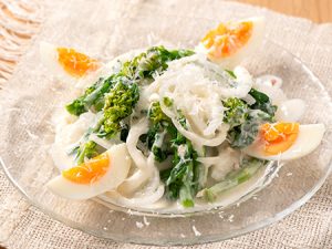 菜の花と新玉ねぎのサラダ（燻製の香ばしさ　チーズドレッシング）