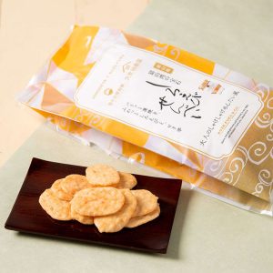 【久世福×日の出屋製菓】「しろえびせんべい 大人のしゃけしゃけめんたい風」を新発売！
