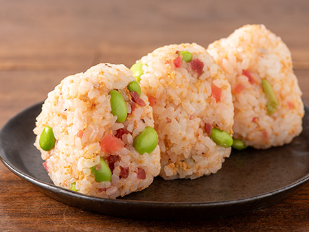 しゃけめんとカリカリ梅のおにぎり（大人のしゃけしゃけめんたい