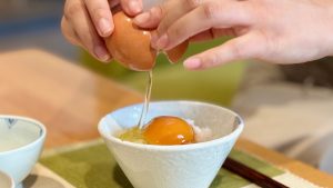 卵を割るたび歓声が上がる！卵かけご飯大好きスタッフが試す、卵かけご飯の新しい食べ方