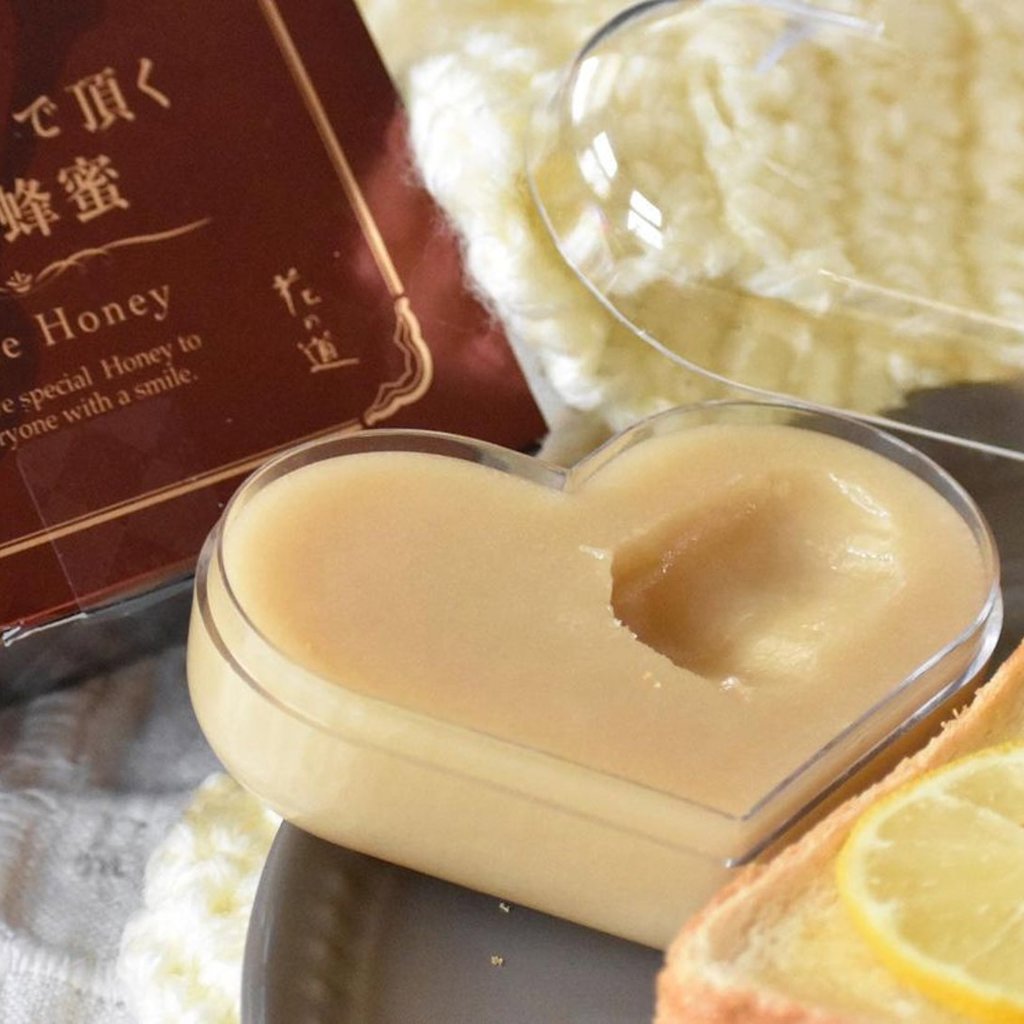 スプーンで頂く白い蜂蜜