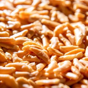 全国の誇り高き作り手をご紹介。『なかなか減らない やみつき柿の種』をつくる「三真」