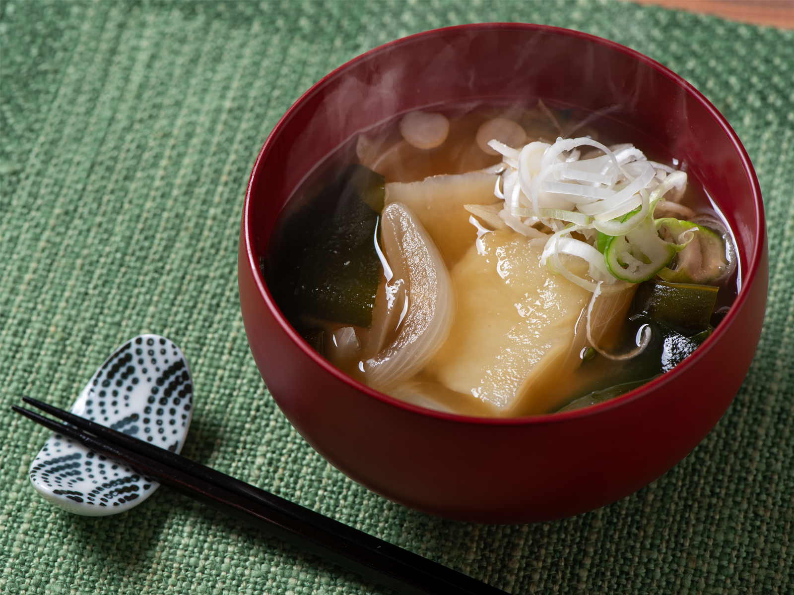 じゃがいもとわかめのお味噌汁